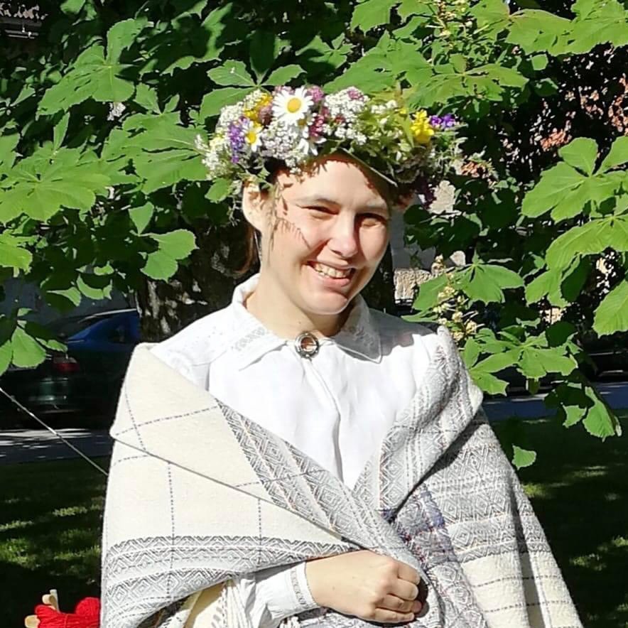Ilze Haka un viņas krāsainā adījumu izstāde “Kas aug tuvās un tālās zemēs?”
