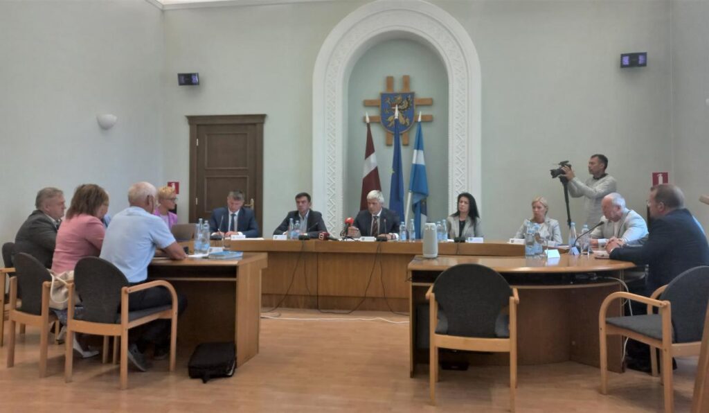 Ministrs klātienē uzklausa Rēzeknes valstspilsētas domes ziņojumus