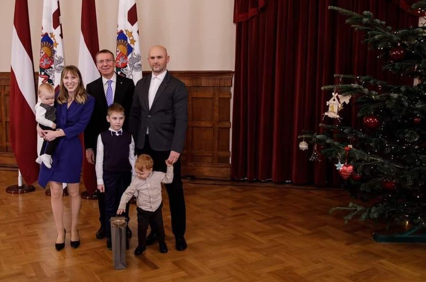 Sologubu ģimene Prezidenta pilī pušķoja Ziemassvētku eglīti
