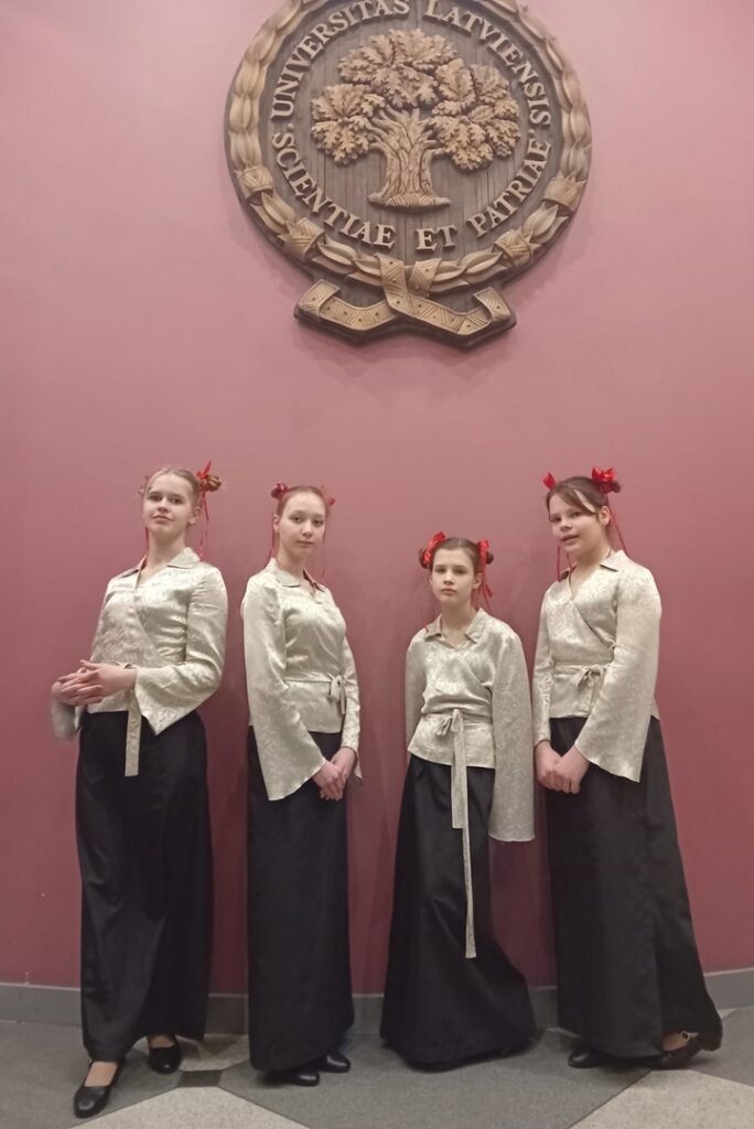 LATGALE: Krāslavas ģimnāzistes apgūst ķīniešu valodu
