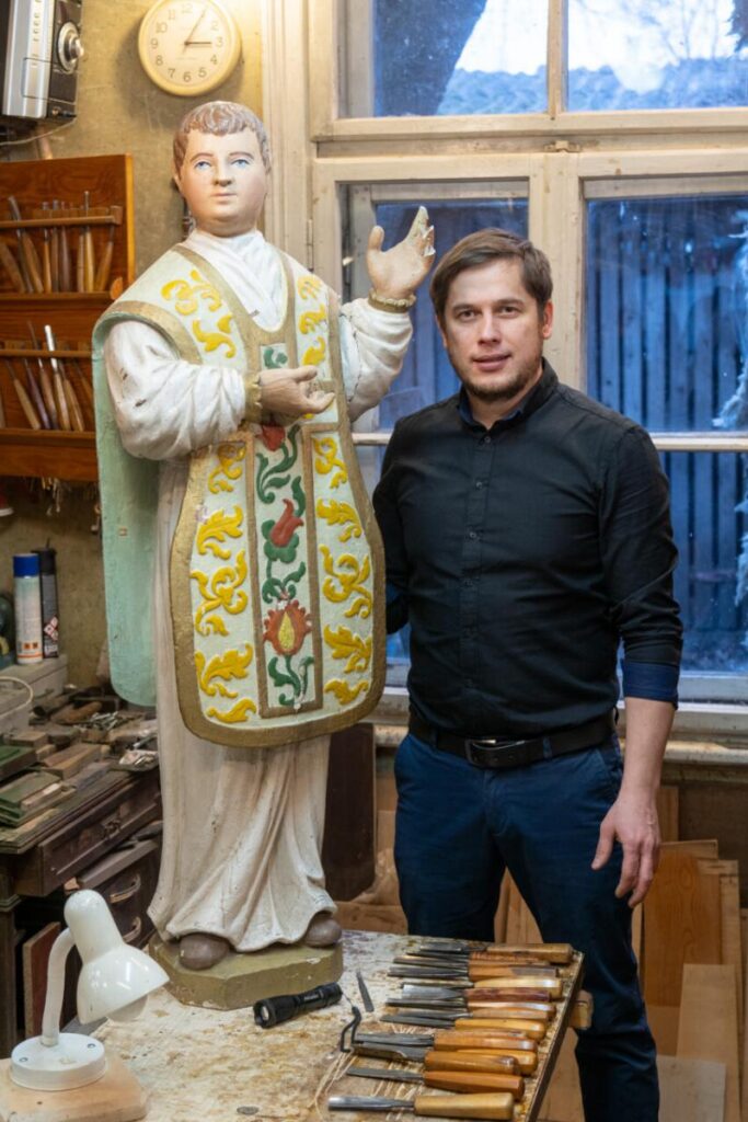 Restaurē Ludzas baznīcas skulptūru