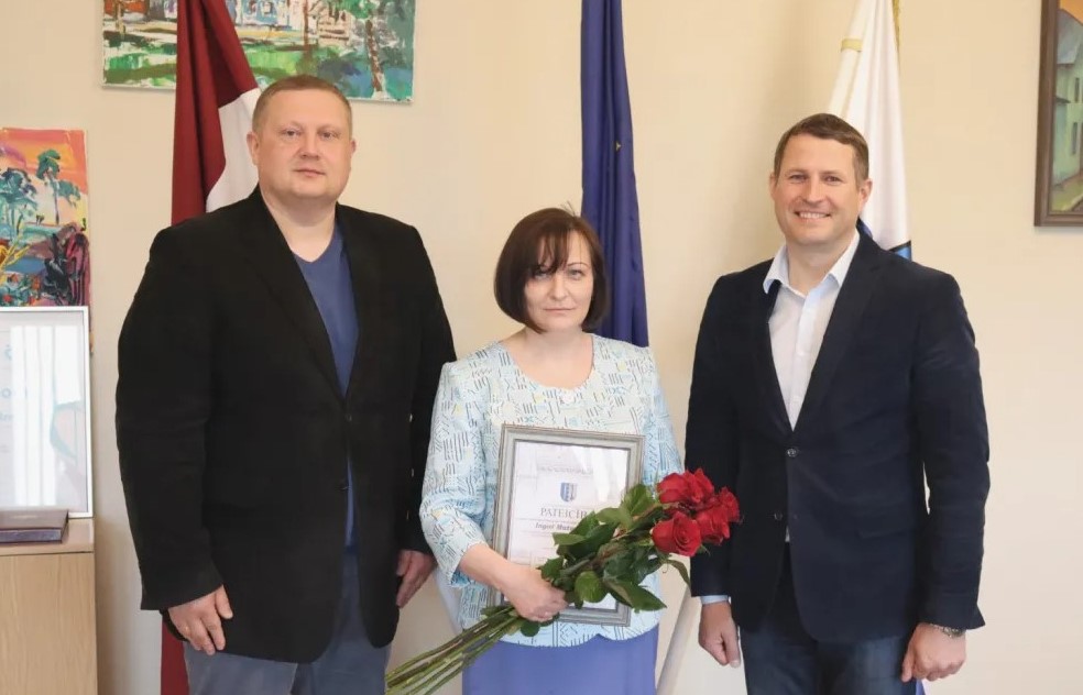 Pasniedz Ludzas novada pašvaldības Pateicības rakstu