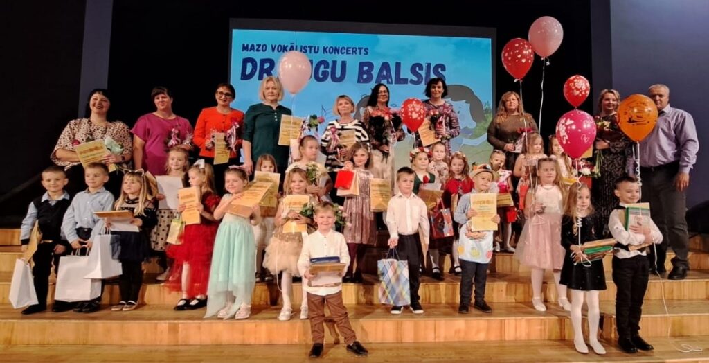Skanīgi aizvadīts Ludzas novada pirmsskolas izglītības iestāžu mazo vokālistu koncerts “Draugu balsis”