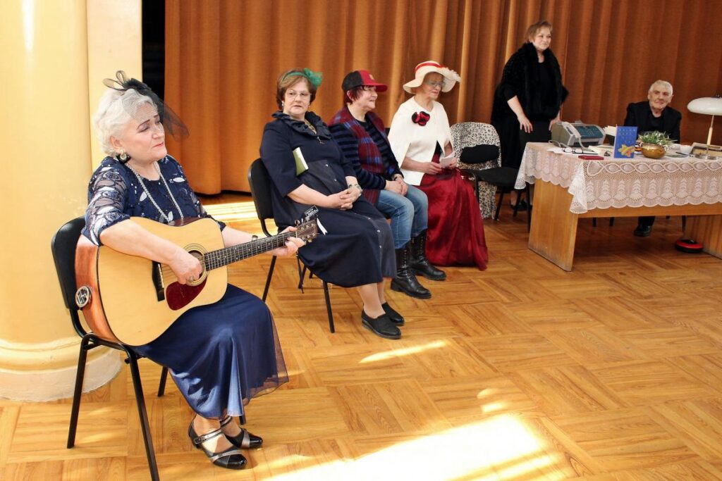 Kārsavā lasa grāmatas un spēlē teātri
