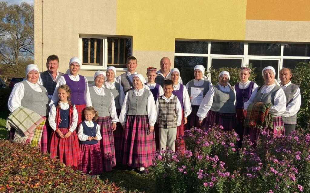 Lieldienās Pušmucovas etnogrāfiskais ansamblis “Olūti” nosvinēja jubileju