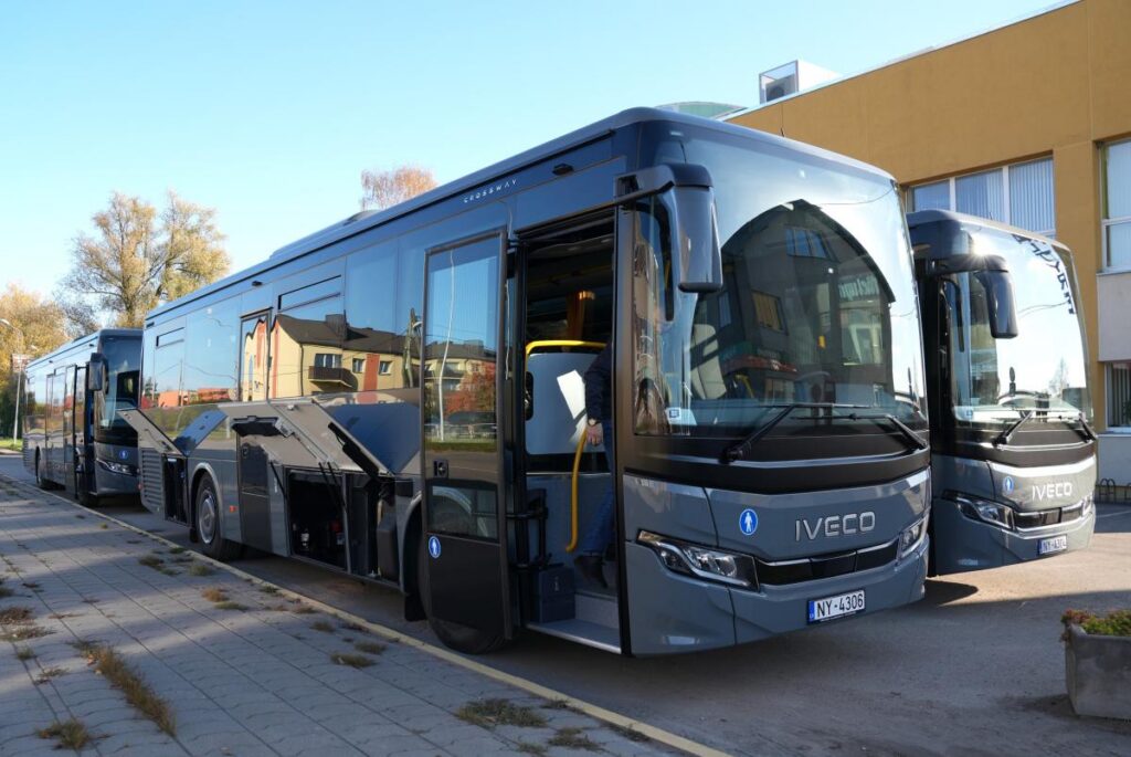 ZEMGALE: Iegādāti četri jauni autobusi bērnu pārvadājumiem