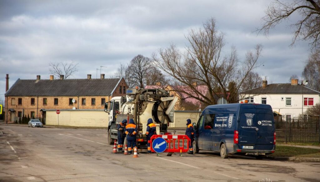 ZEMGALE: Skalo un pēta kanalizācijas sistēmu