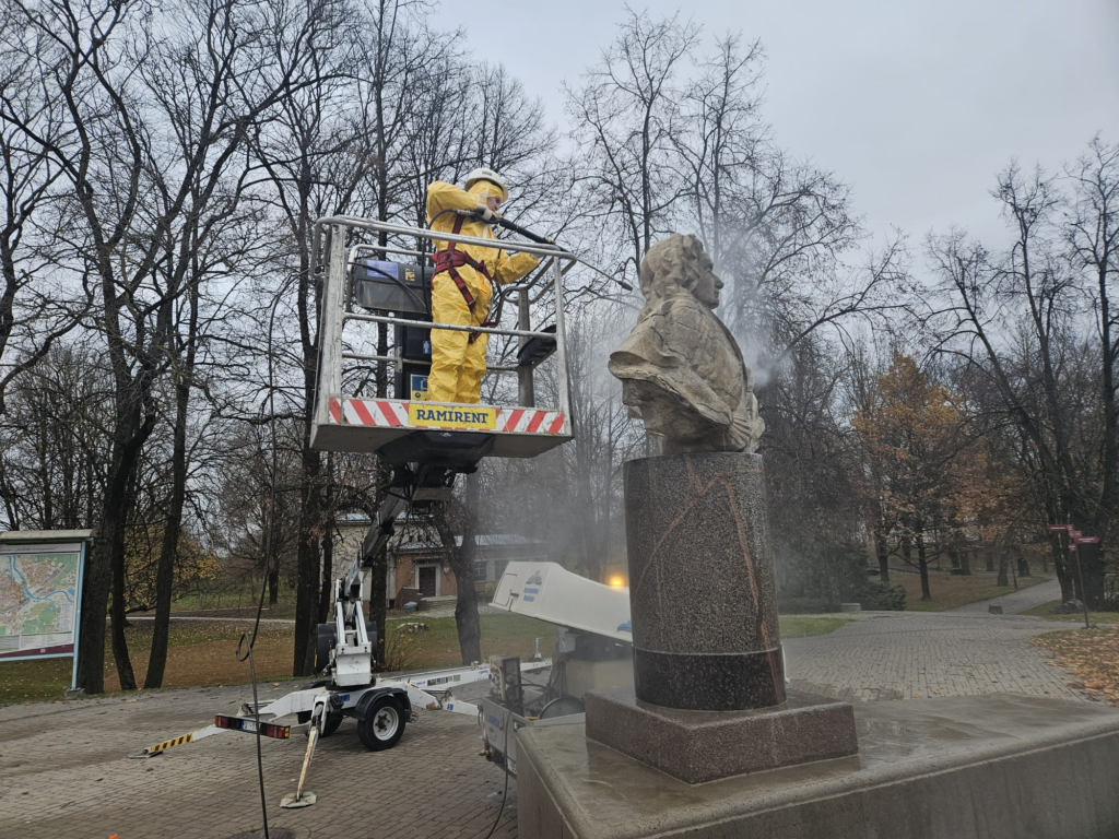 ZEMGALE: Mazgā skulptūras un pieminekļus