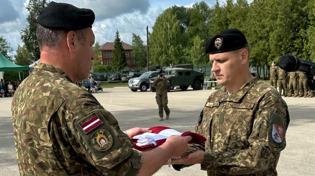 Lūznavā svinīgā ceremonijā uz operāciju Kosovā pavada Latvijas karavīrus