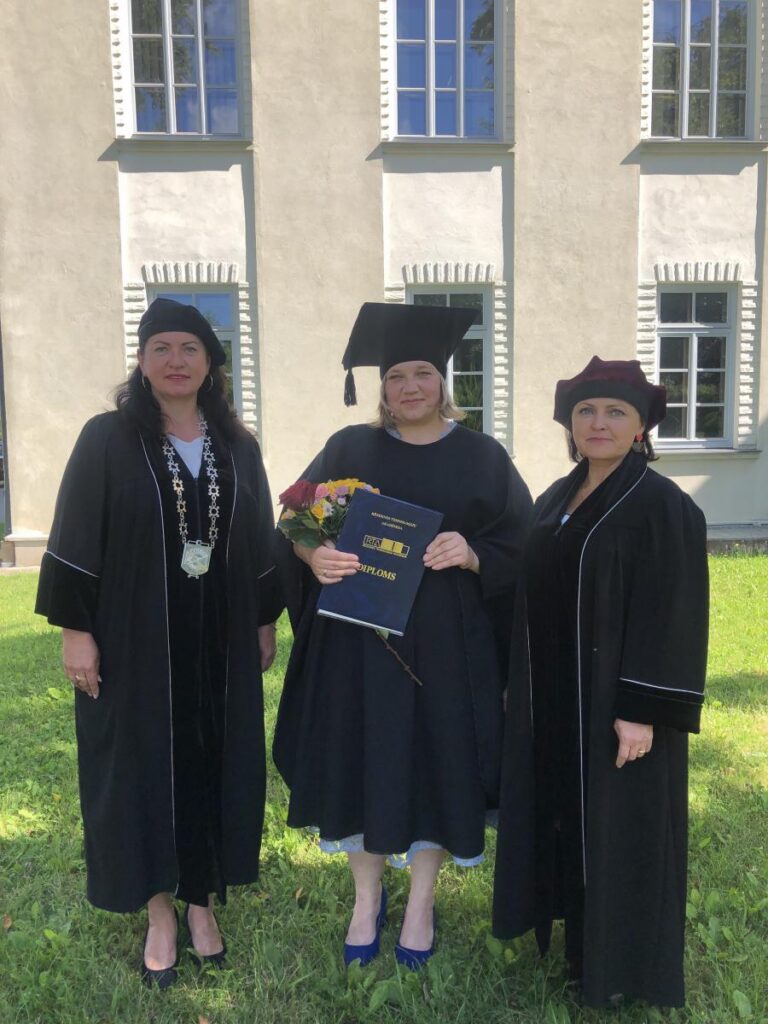 RTA pasniegts jurista diploms vienai studentei