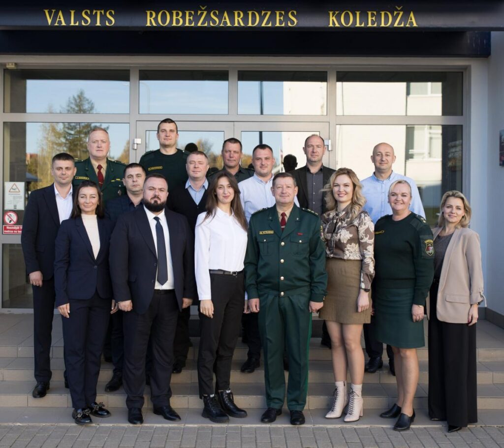 Moldovas migrācijas amatpersonas Rēzeknē iziet konvojnieku apmācības 