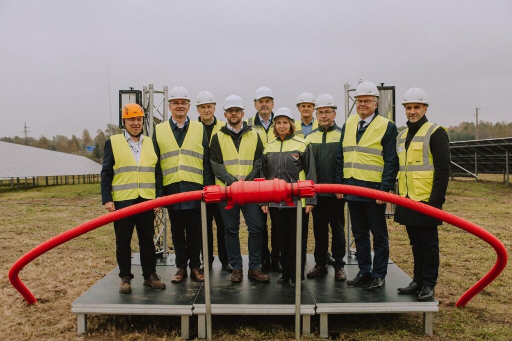 LATGALE: AS “Latvijas Finieris” prezentē saules paneļu parku Rēzeknes novadā