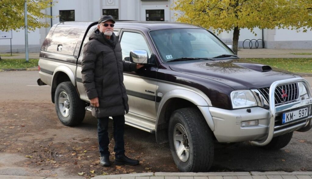 Preilietis Jānis Lācis ziedoja automašīnu Ukrainas karavīriem