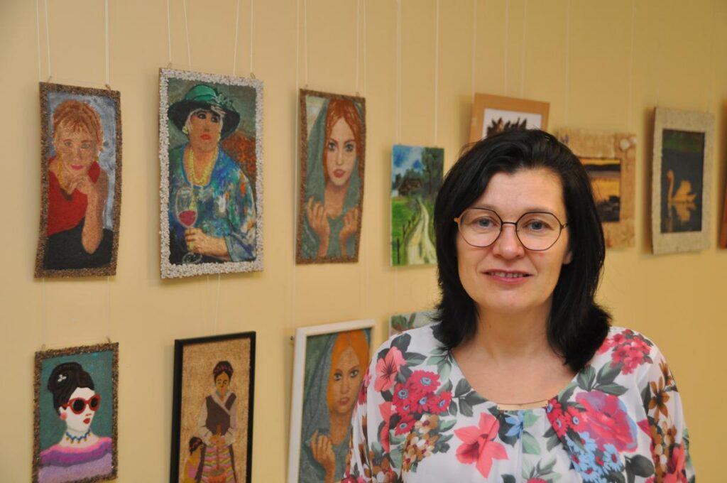 Sanita Loginova glezno ar smiltīm