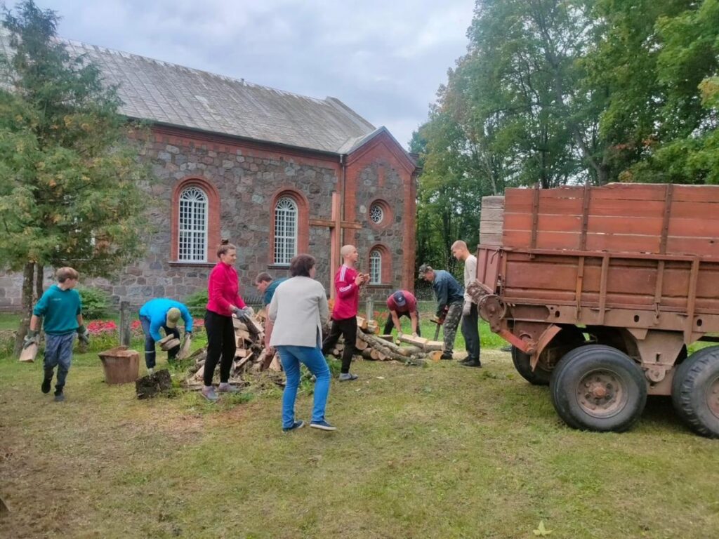 Riebiņu iedzīvotāji sakopa baznīcas apkārtni