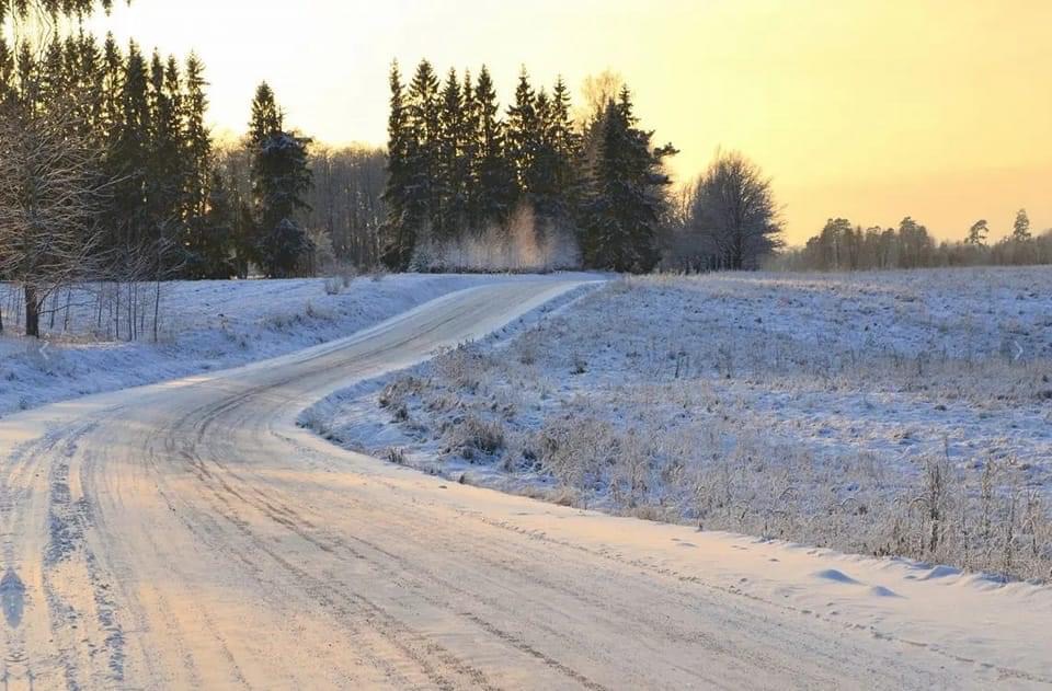 Ar parakstiem mudina uzklāt cieto segumu valsts ceļam (