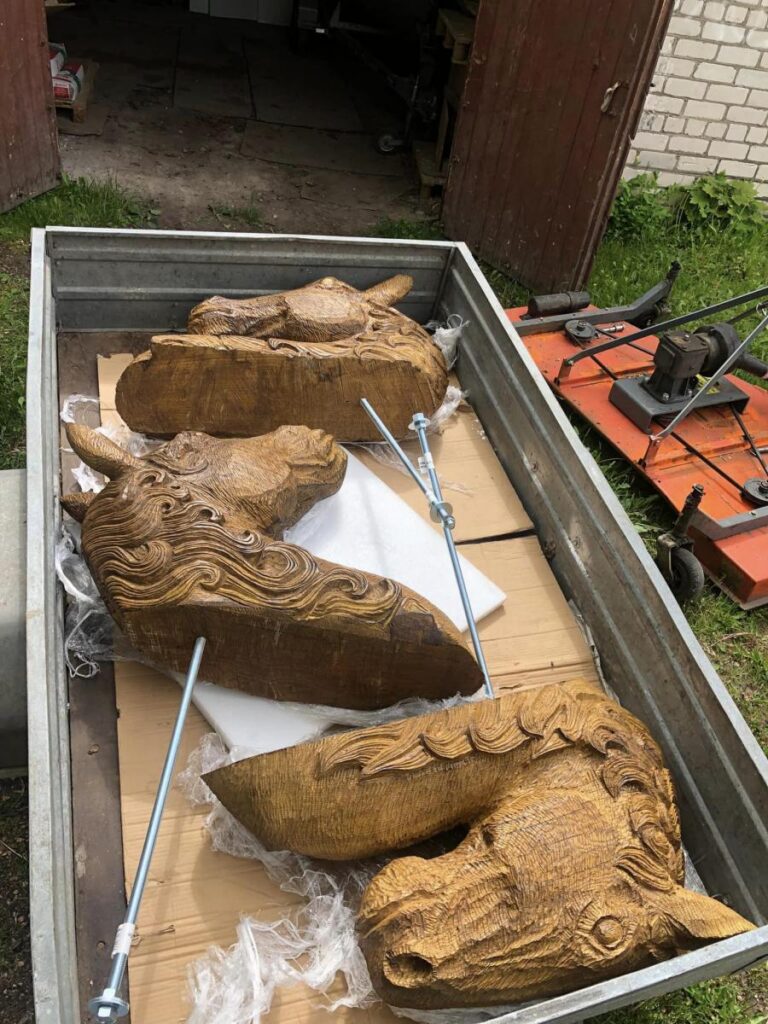 Šovasar Preiļu pils parka stalli rotās koka zirgu galvas