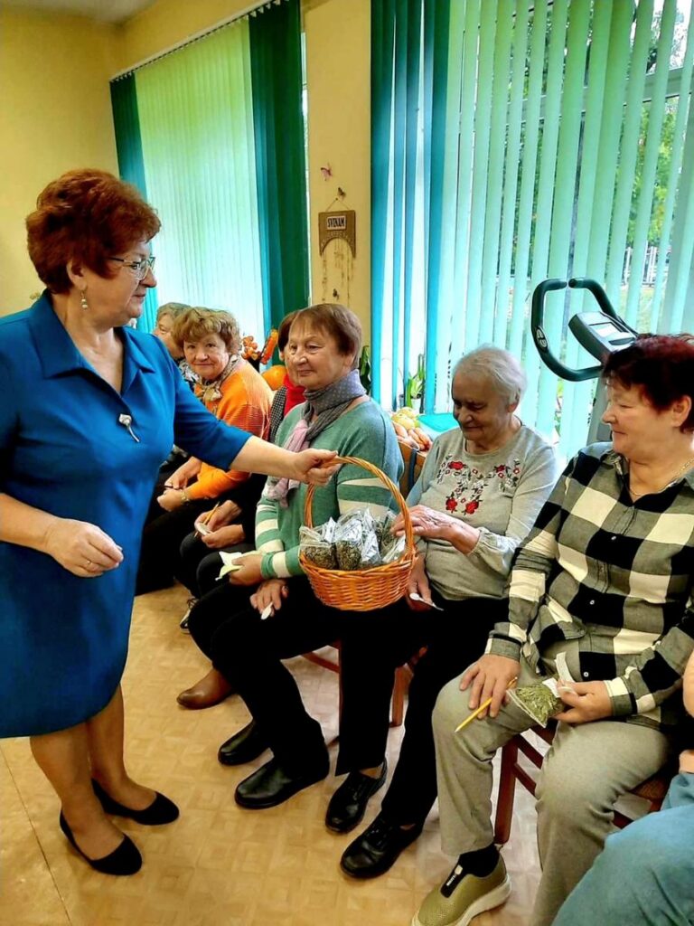 Preiļu seniori pētīja, kas rudenim vezumā