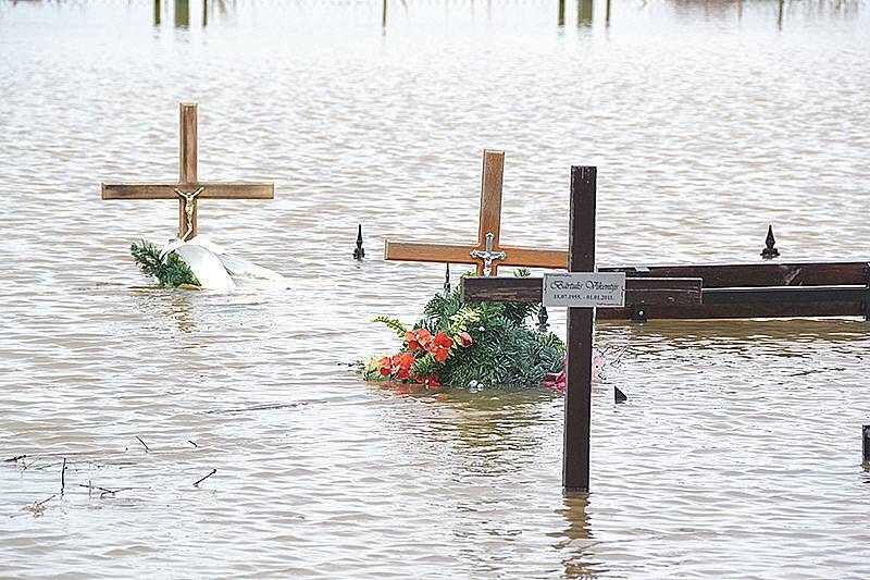 Palīdzēs sakārtot plūdu postīto kapsētu
