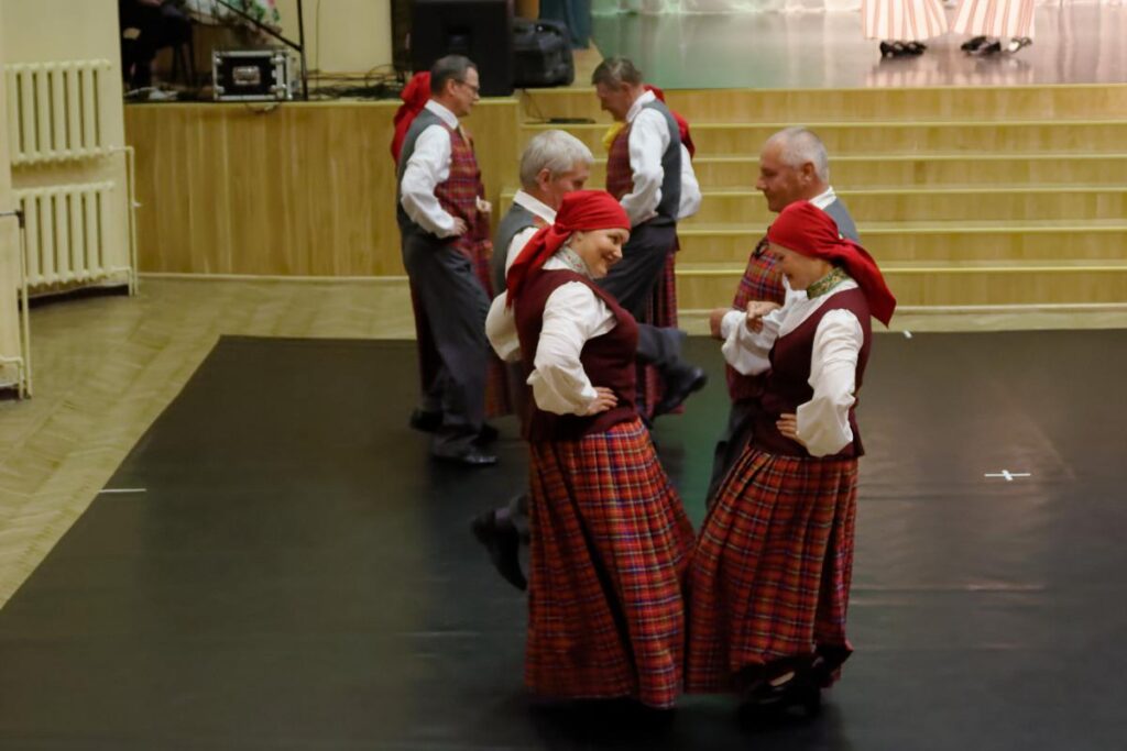 Krāslavā dejotāji spodrināja dziesmusvētku dejas