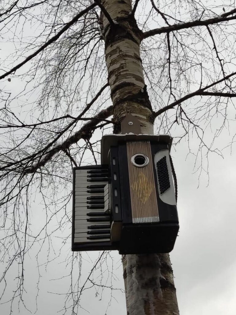 Līksnas muižas parku rotā “muzikāli” putnu būrīši