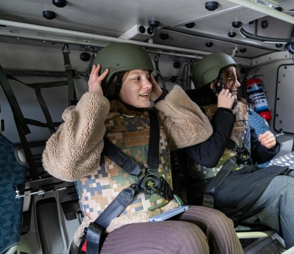 Jauniete no Krāslavas viesojās Saeimas namā un Ādažu militārajā bāzē