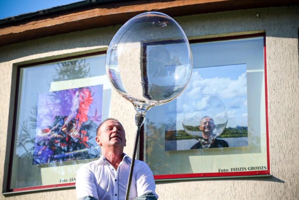 LATGALE: Līvānietis ar savu darbu popularizē stikla pūtēja amatu