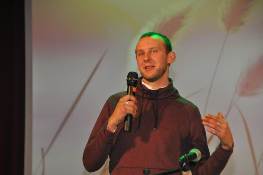 Lūgšanu brokastis Riebiņos caurauda miers, sarunas un dziesmas