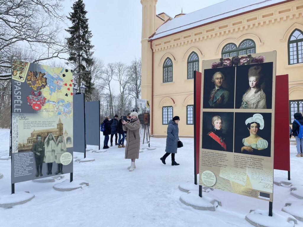 Preiļiem uzdāvināja āra ekspozīciju “Godība. Paspēle. Atspulgi”
