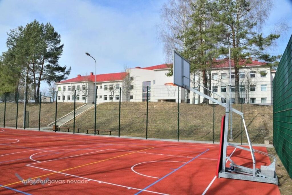 Sventes vidusskolai atjaunots sporta laukums