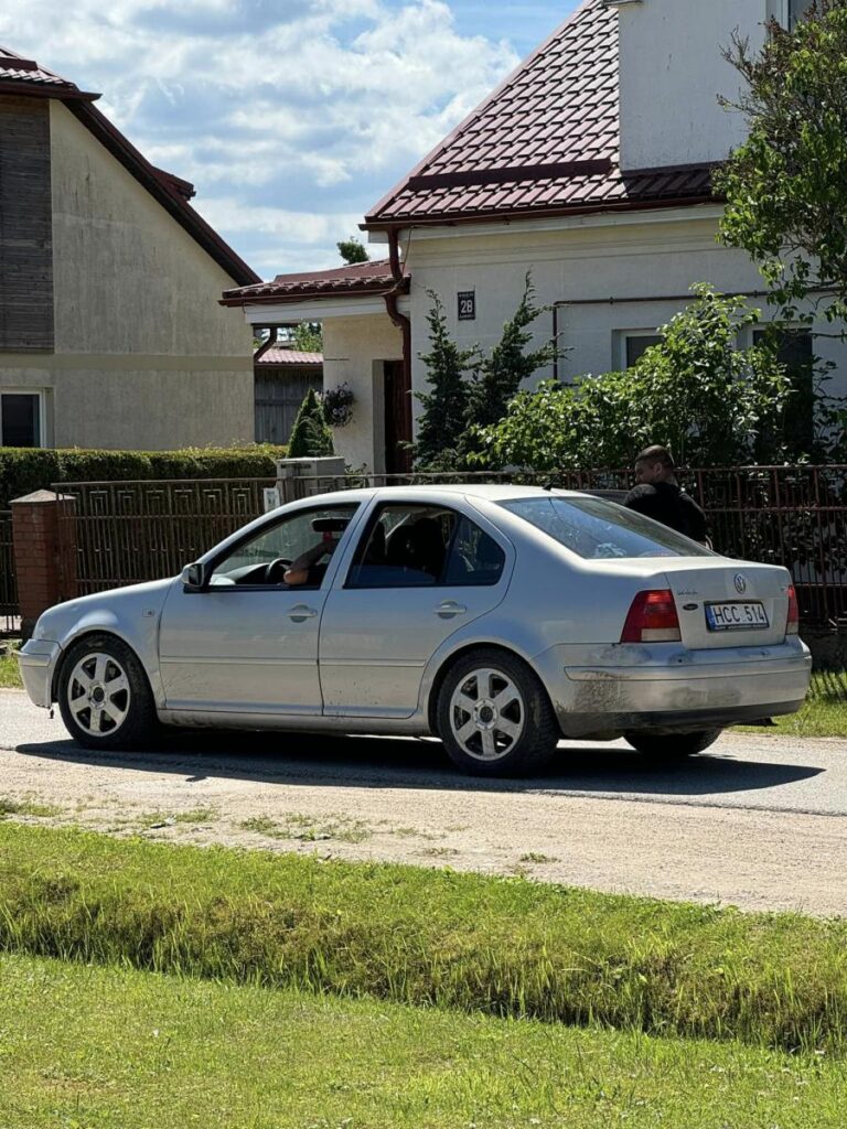 KURZEME: Iedzīvotājus satrauc aizdomīgs un lēns auto