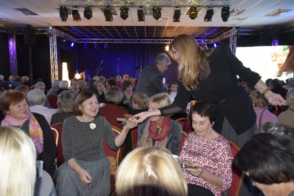 KURZEME: 250 senioru tiekas sirsnībā