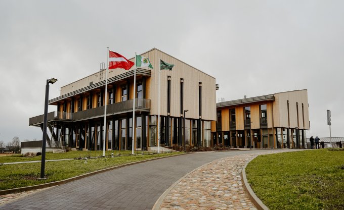 VIDZEME: Valmiermuižā atklāj LVM Rietumvidzemes reģiona klientu centru