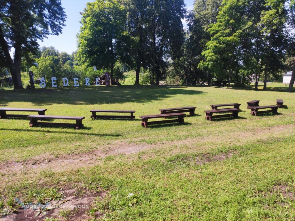 LATGALE: Šēderes ciemā iegādātas jaunas koka mēbeles āra pasākumiem