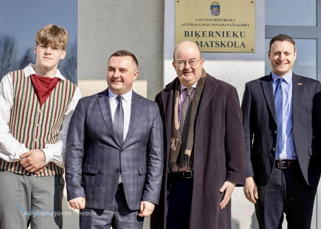 Biķernieku pamatskolu apmeklēja Lielbritānijas vēstnieks Latvijā