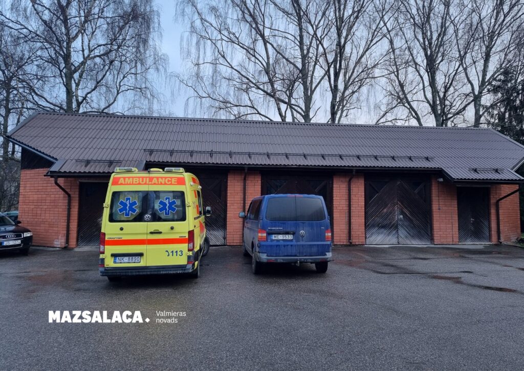 VIDZEME: Nomainīts jumts Mazsalacas slimnīcas garāžai