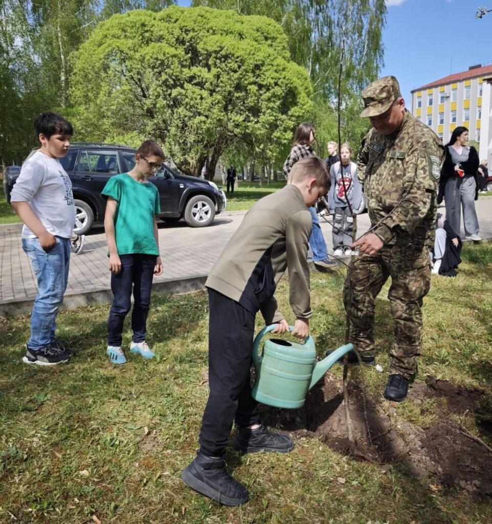 Vides labiekārtošanas akcijā iestādīti augļu koki