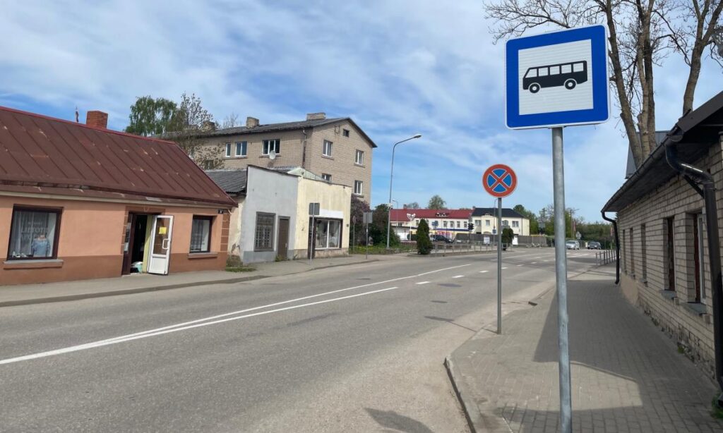 Preiļos izvieto jaunas autobusu pieturas