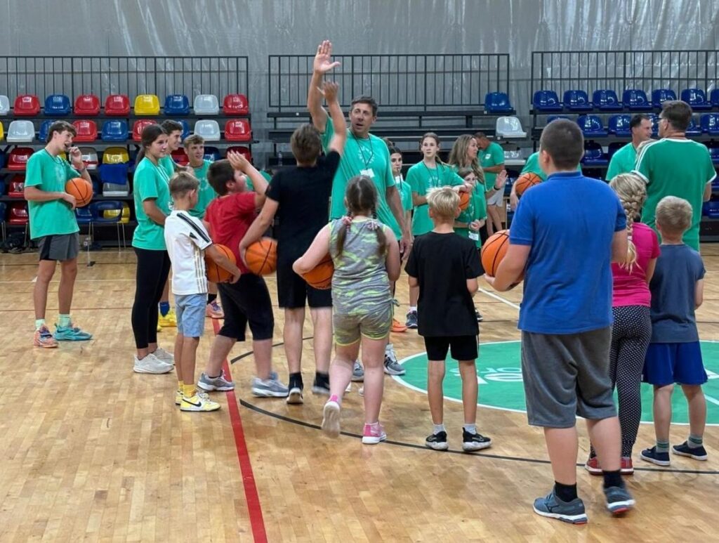 Daugavpilī notiks bezmaksas basketbola nometne ar treneri no ASV