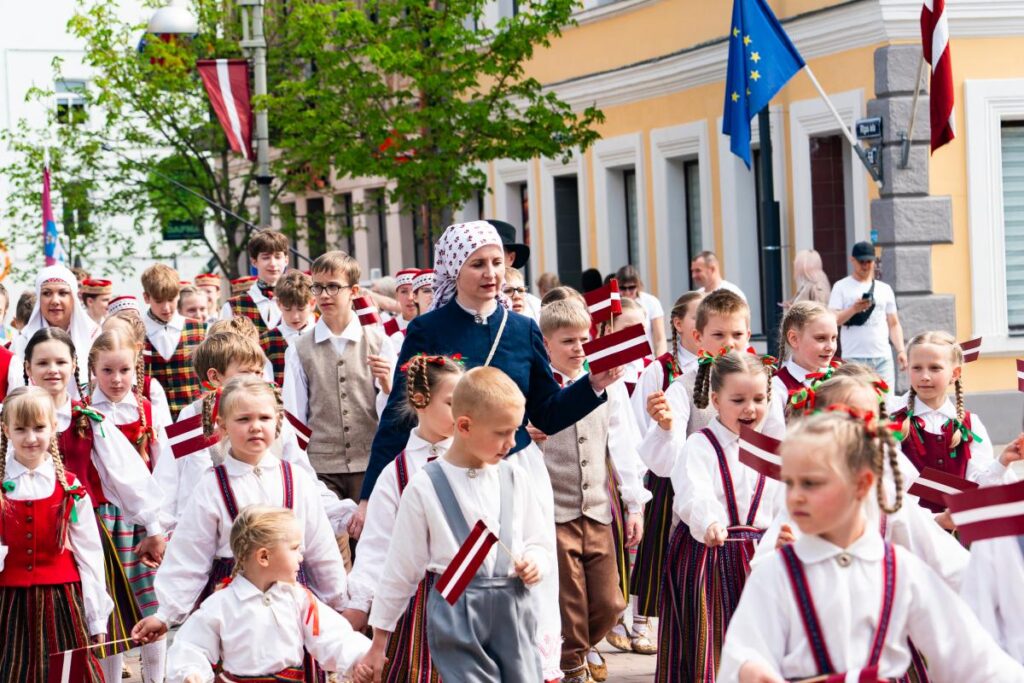 Tautastērpu gājienā Daugavpilī šogad vairāk nekā 300 dalībnieku