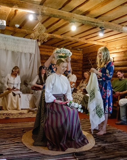Andrupenes lauku sētā notika dziesmots precību rituāls (