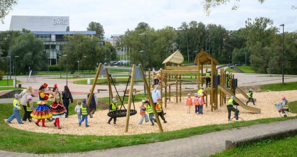 Festivāla parkā atklāj rotaļu laukumu meža tematikā