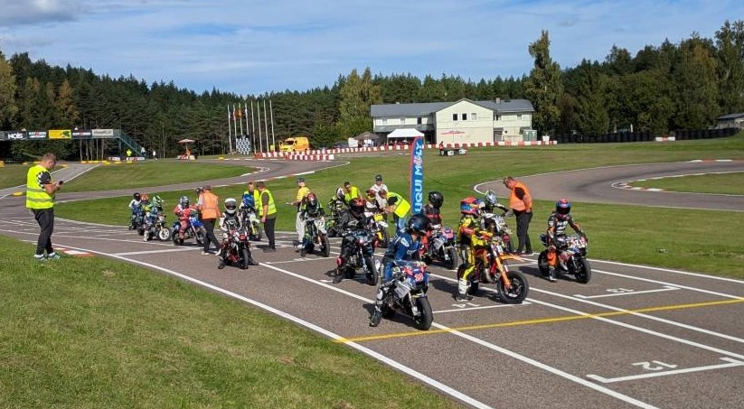 Jaunie sportisti ar godalgām noslēdz Supermoto sezonu