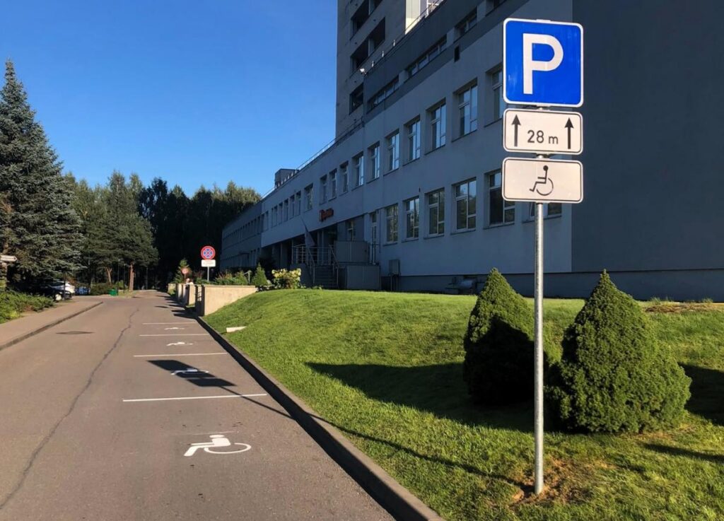Pie Daugavpils reģionālās slimnīcas vairāk autostāvvietu personām ar invaliditāti