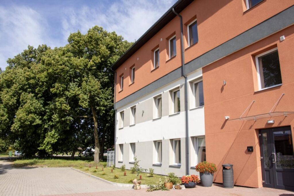 Tukumā atklāj modernu daudzdzīvokļu māju