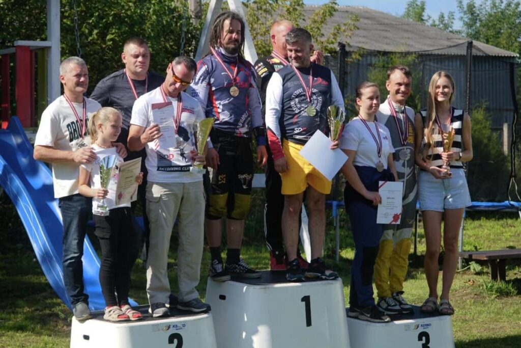 Grīvas lidlaukā sacentās izpletņlēcēji