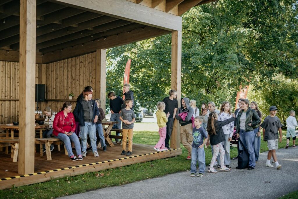 Krimuldas vidusskolā atklāta āra klase