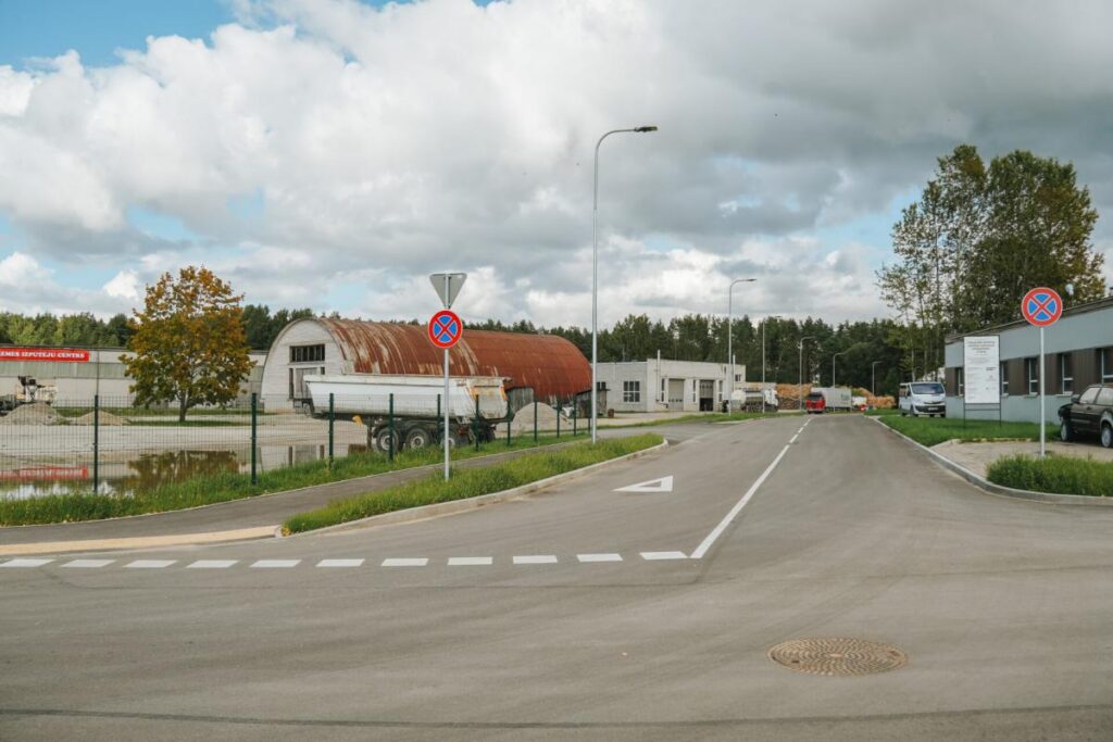 Valmierā izbūvēts Zāļu ielas turpinājums